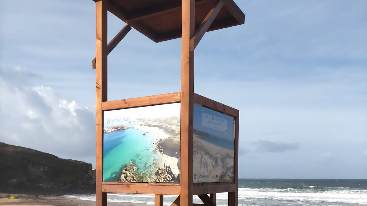 El panelado de la torre de socorrismo en la playa de Foxos. DS
