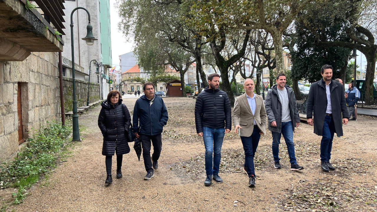 David Regades na súa visita a Cambados acompañado polos alcaldes de Arousa. DS