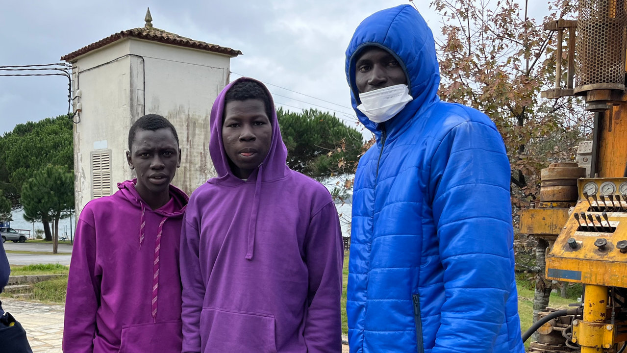 A la derecha, el senegalés Birame Diol, junto a dos compañeros de Mali, en Areas (Sanxenxo). ALBA MOLEDO UCHA
