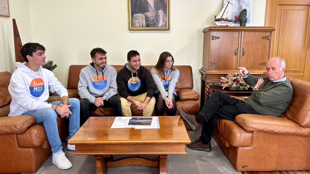 Reunión dos representantes de Arousa Moza co alcalde de Vilanova, Gonzalo Durán. DS
