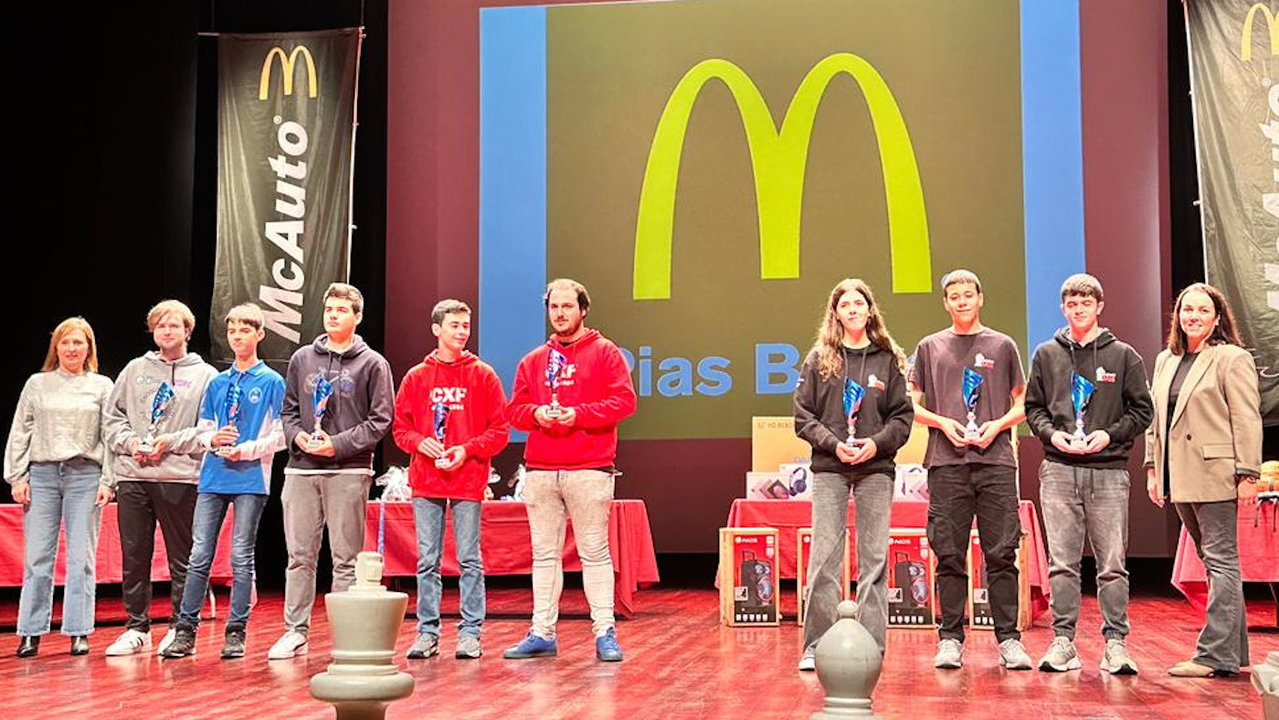 Alguno de los premiados del XV Open Xadrez McDonalds Vilagarcía 2023. DS