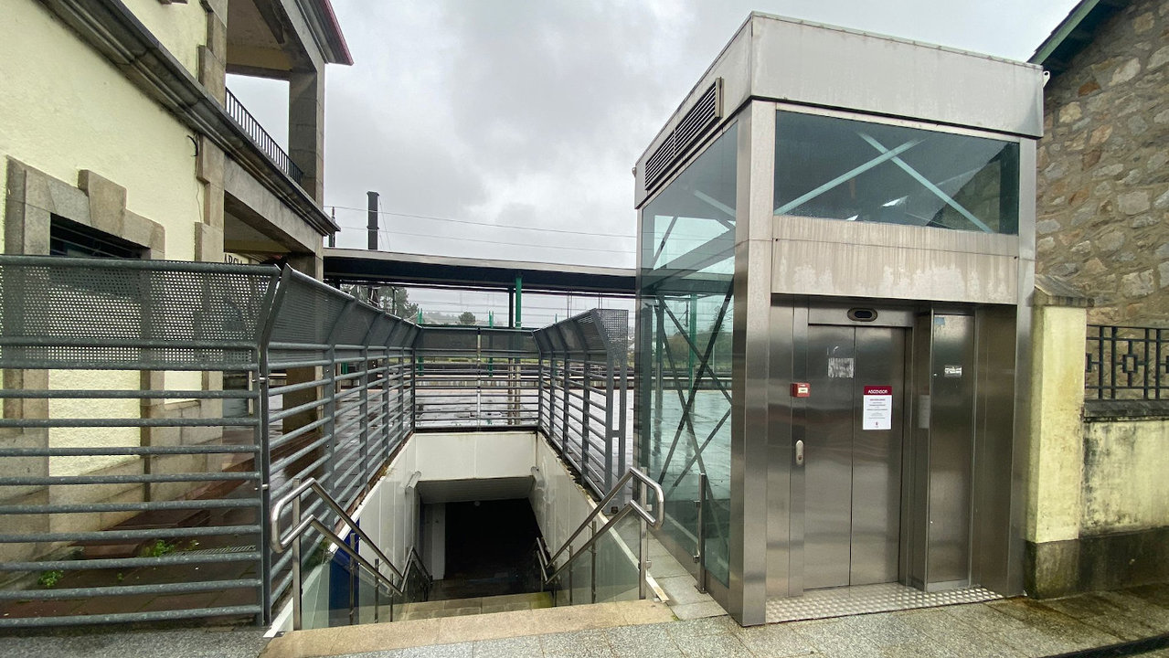 Un dos ascensores do paso baixo o tendido ferroviario da estación de tren de Vilagarcía. JOSÉ LUIZ OUBIÑA