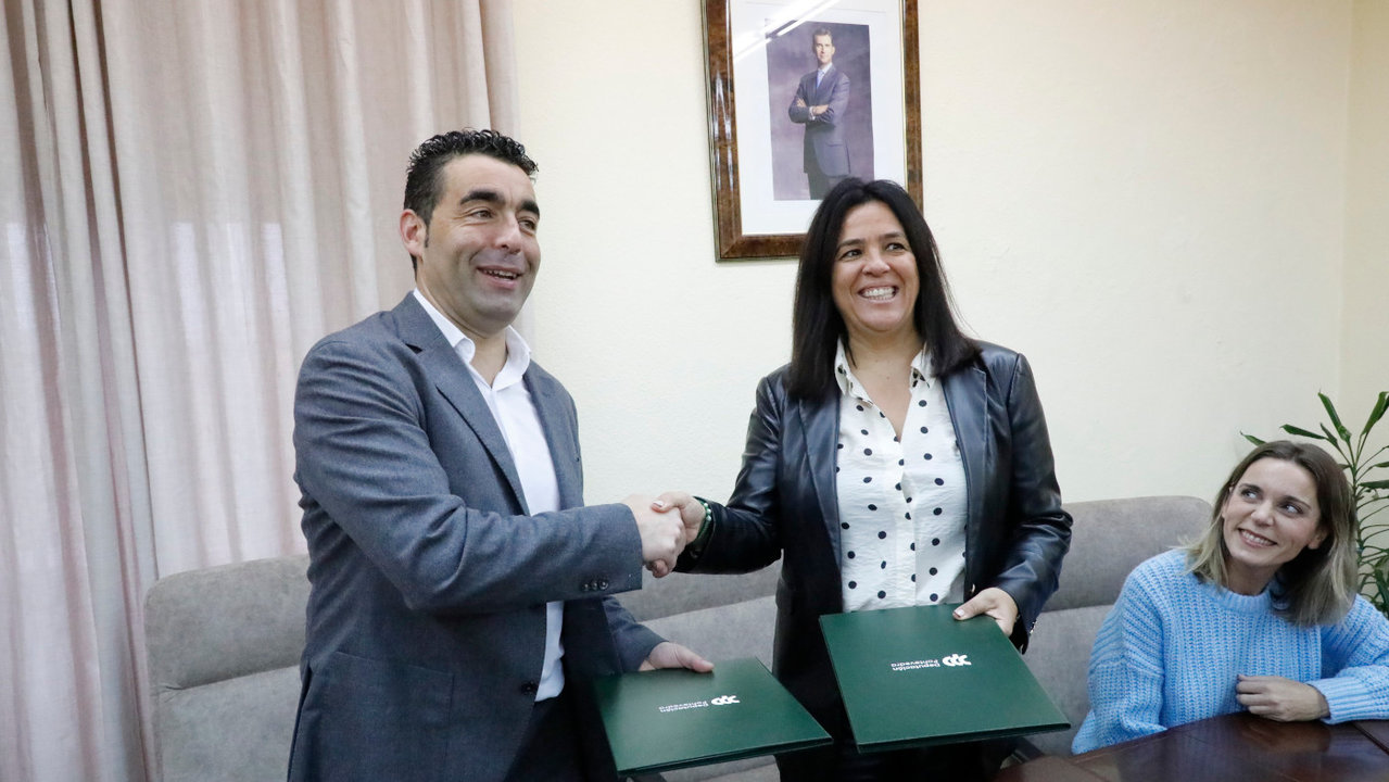 Luis López e Marta Giráldez asinando en Meis o convenio de colaboración do PON203. JOSÉ LUIZ OUBIÑA