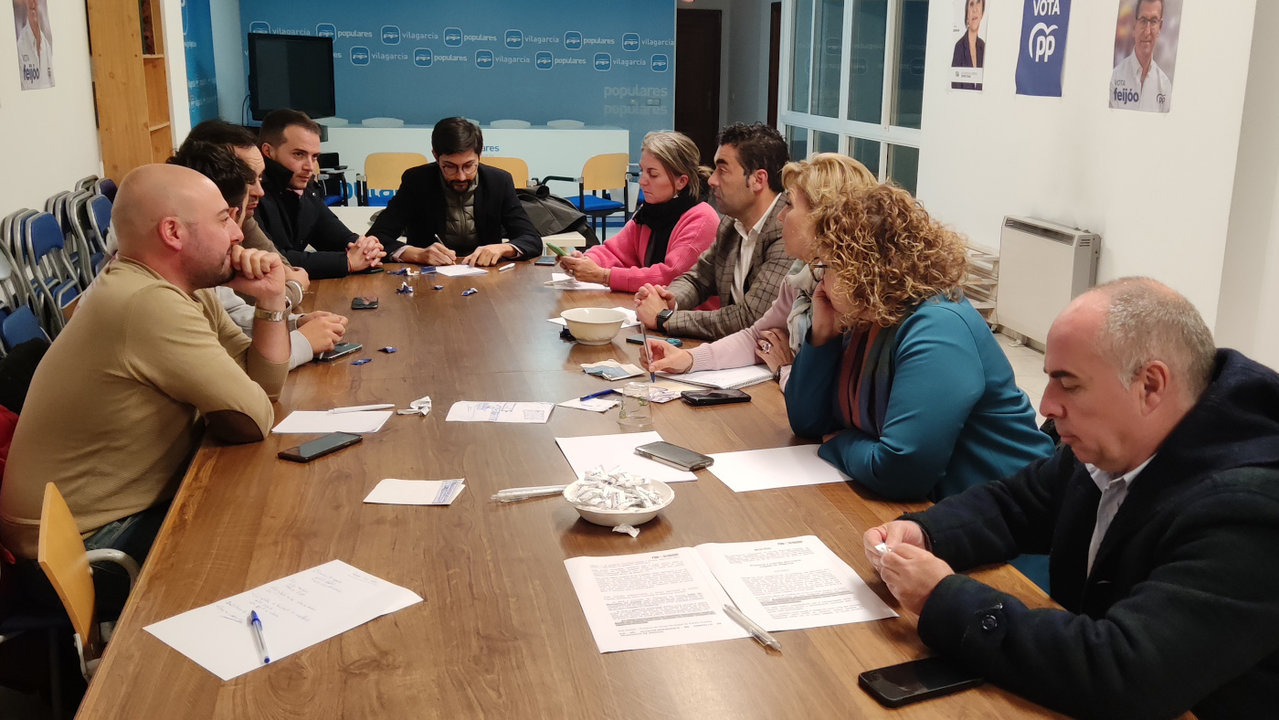 Imaxe da reunión celebrada na sede do PP de Vilagarcía. DS