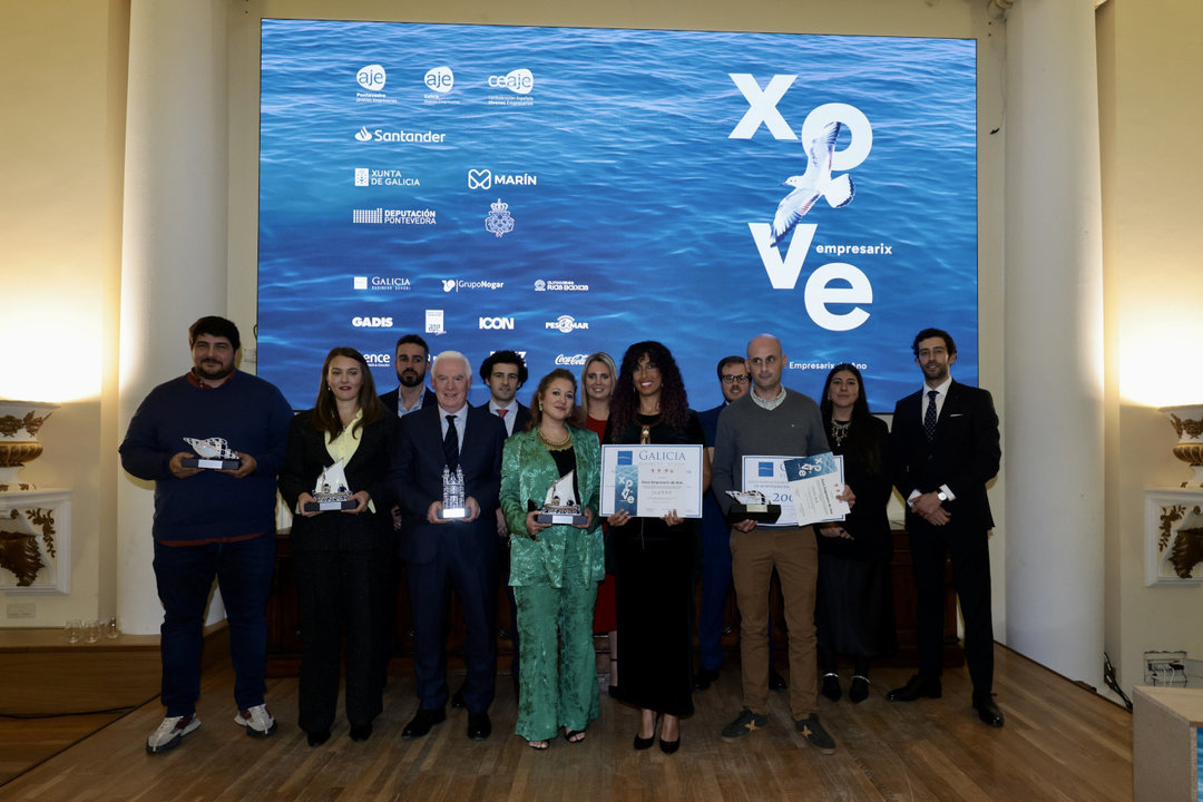  Foto de familia de los ganadores de la 26 edición del Premio Xove Empresarix de Pontevedra, que promueve AJE. RAFA FARIÑA 