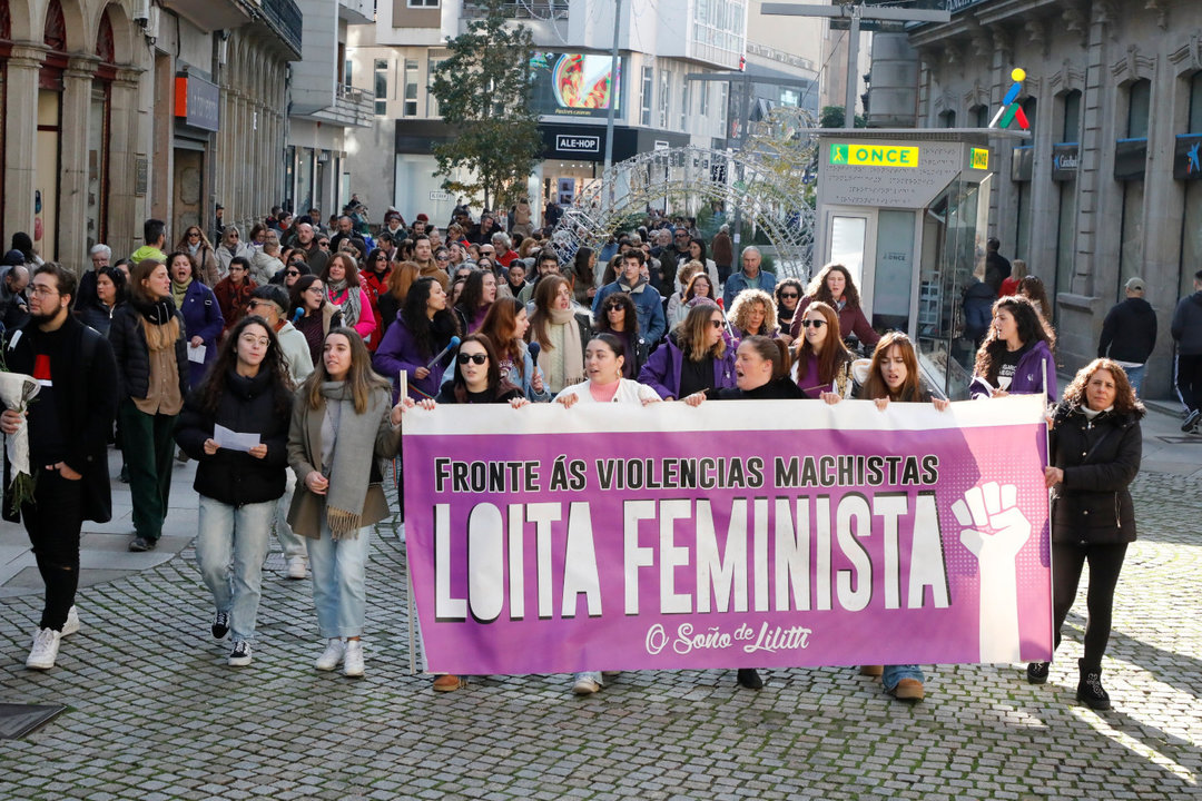 Manifestación contra a violencia machista no 25-N en Vilagarcía. JOSÉ LUIZ OUBIÑA