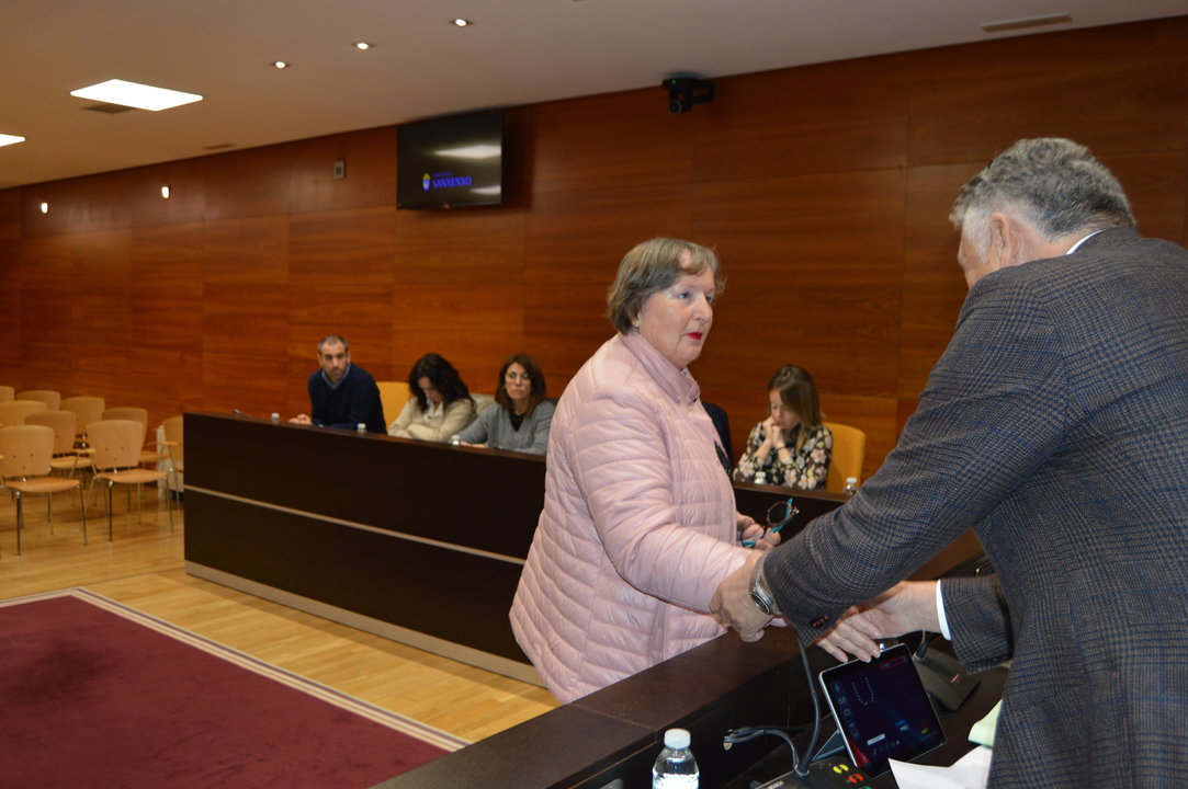 El alcalde saluda a la nueva representante del PSOE. DS