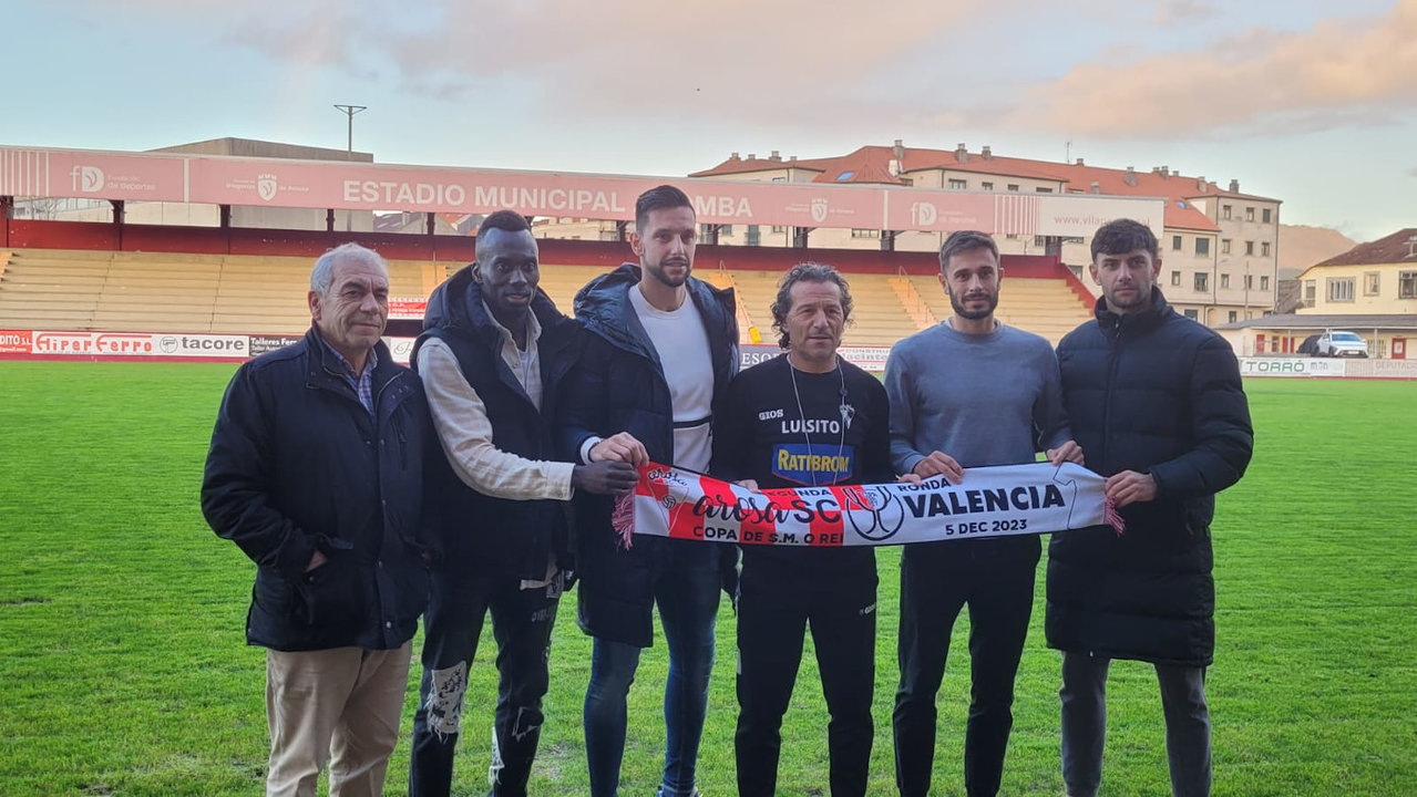 Los capitanes, Luisito, y Manolo Abalo, posaron con la bufanda conmemorativa del partido de Copa del Rey ante el Valencia Arosa. SAMUEL CARDALDA