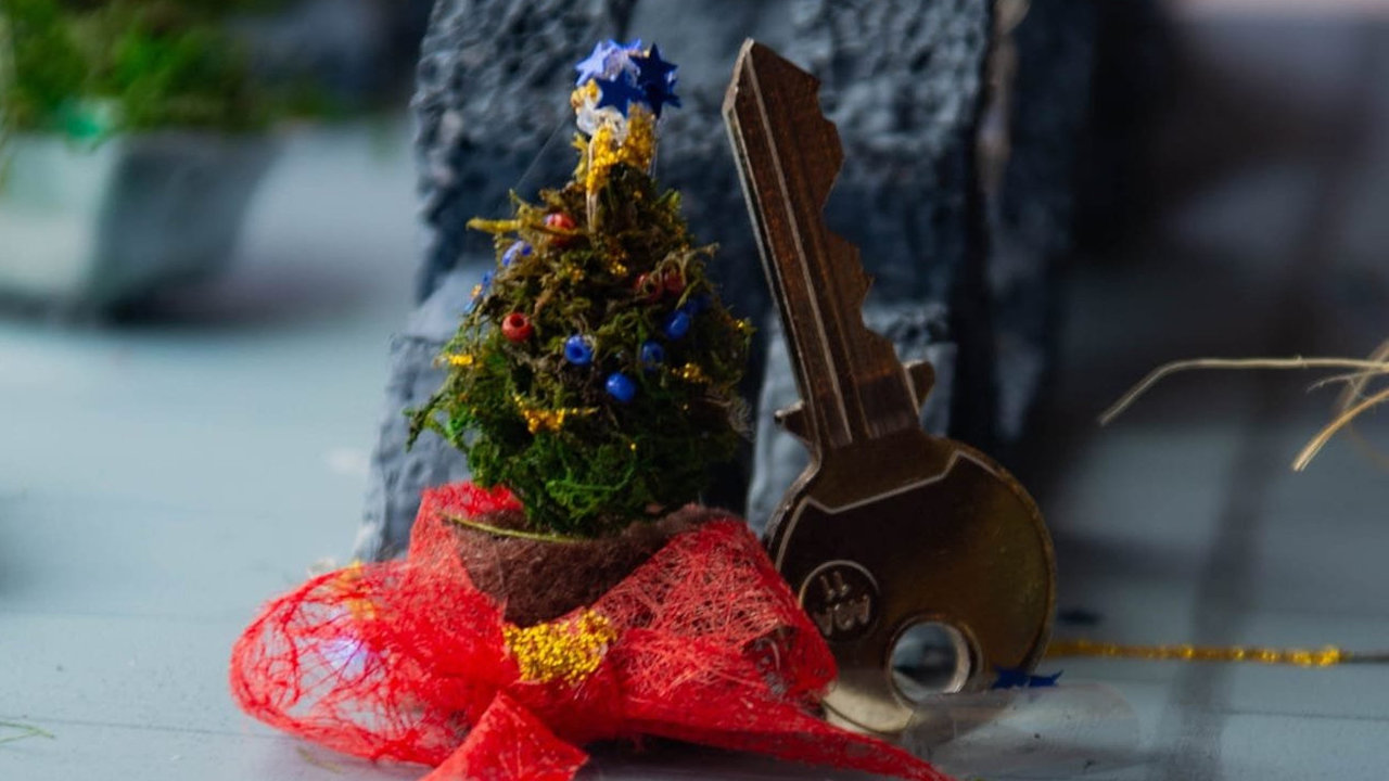  El árbol de navidad más pequeño de España junto a una llave. ASOCIACIÓN VECINAL BREOGÁN 