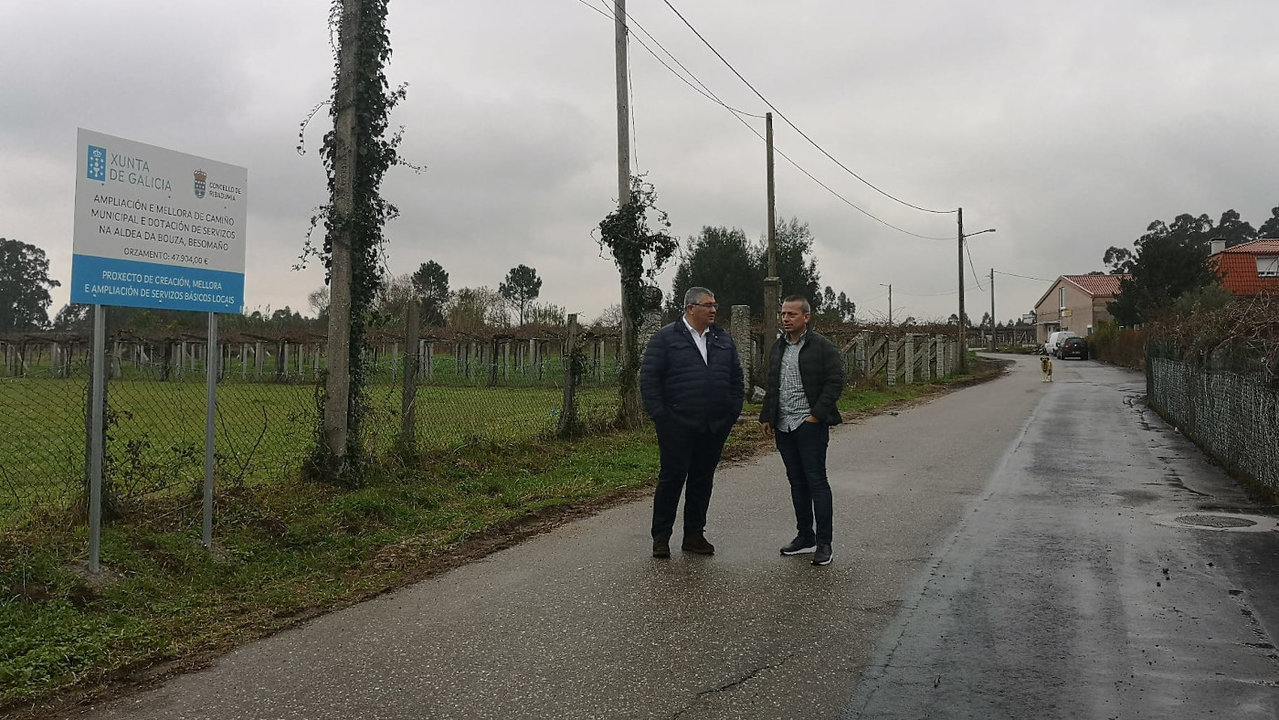O alcalde de Ribadumia visitou as obras na aldea da Bouza. DS