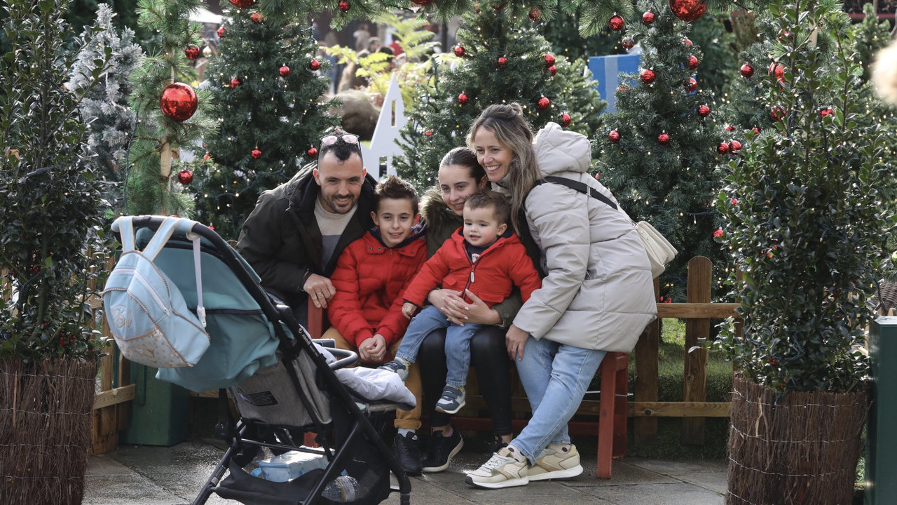  Una familia se retrata en el poblado de Nadal de Pontevedra durante el puente. DAVID FREIRE 