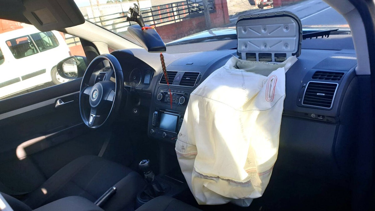 Airbag abierto en uno de los dos vehículos. DS