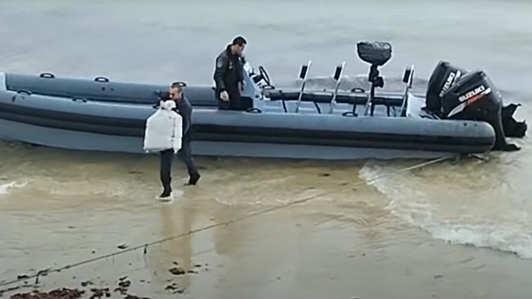  Las hélices de la embarcación acabaron con la vida de uno de <br>los lancheros que cayó al mar durante el acercamiento de la <br>misma a la playa de Peniche. NUNO FERNANDES 