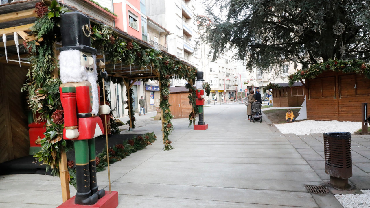 A praza da Independencia de Vilagarcía xa está decorada con motivo da Aldea de Nadal de Navidad. JOSÉ LUIZ OUBIÑA