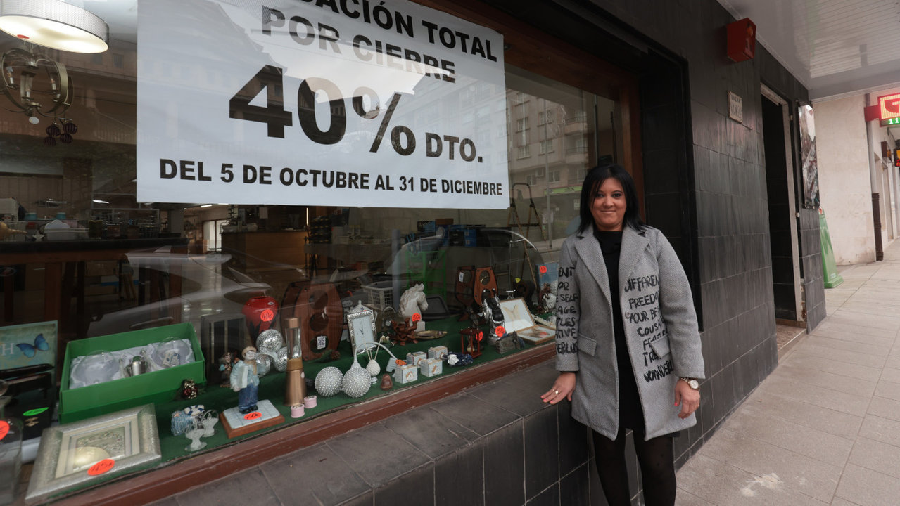 La actual encargada de la ferretería, María Teresa Cobas, ante el escaparate del establecimiento, que apura su liquidación por cierre. RAFA FARIÑA