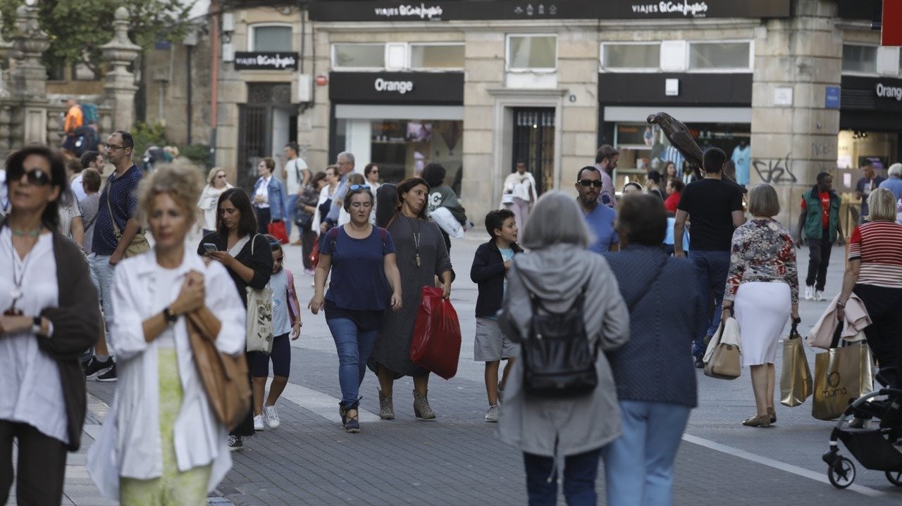  Gente paseando por las calles del centro de Pontevedra. JAVIER CERVERA-MERCADILLO 