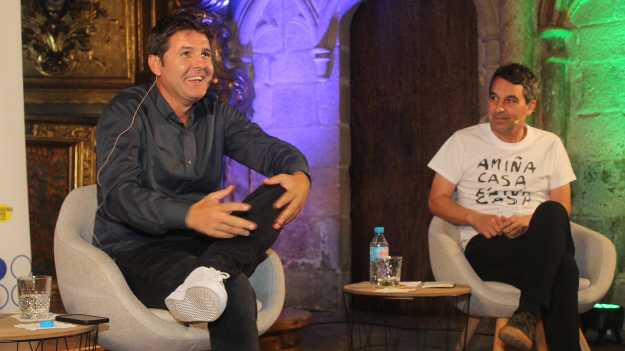 Jesús Cintora nunha charla con Javier Olleros en Pontevedra. ANXO LORENZO