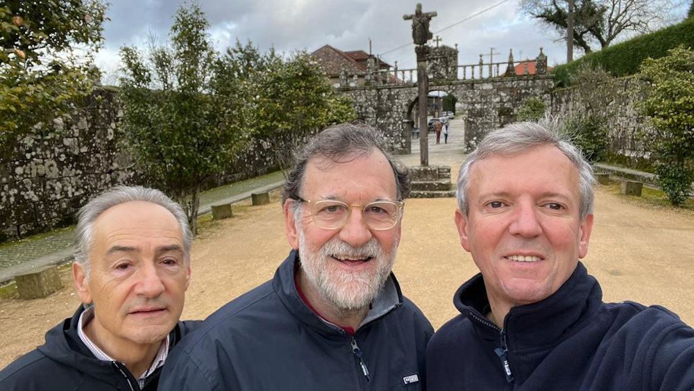 Benito Suárez Costa, Mariano Rajoy y Alfonso Rueda, durante su caminata de Año Nuevo. DP