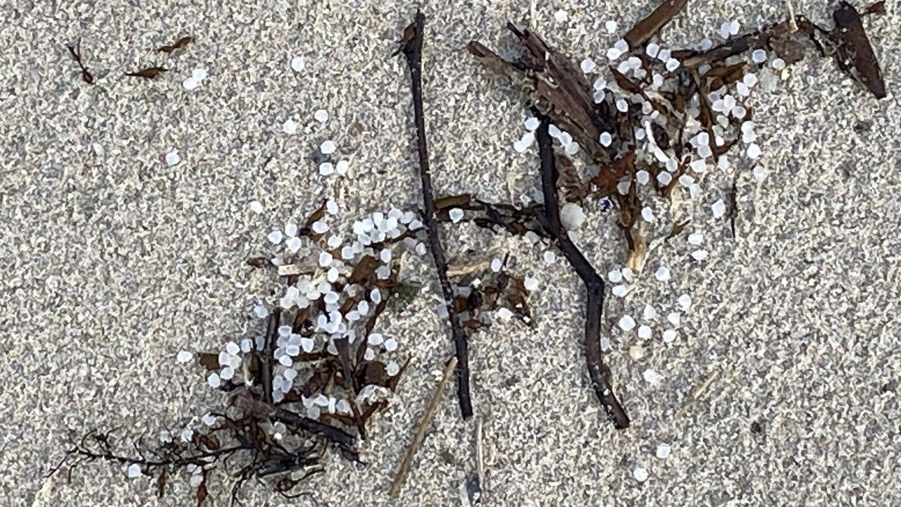 Pellets de plástico en la playa A Barcela de O Grove. JOSÉ LUIZ OUBIÑA