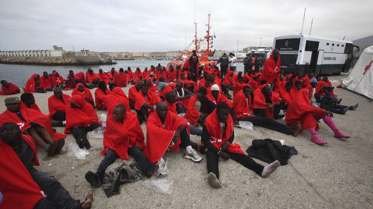 Inmigrantes rescatados por Salvamento Marítimo cerca de Tarifa en un operativo anterior. EFE 