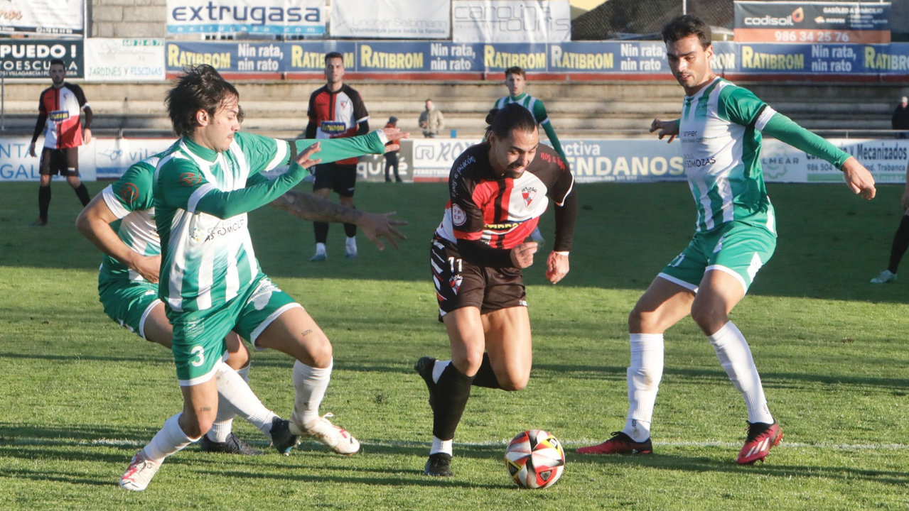 Rubo, el goleador en el Arosa, durante el partido ante el Somozas. JOSÉ LUIZ OUBIÑA