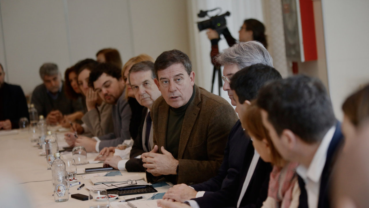 José Ramón Gómez Besteiro durante la reunión con los alcaldes y alcaldesas socialistas de la provincia en O Grove. JAVIER CERVERA-MERCADILLO