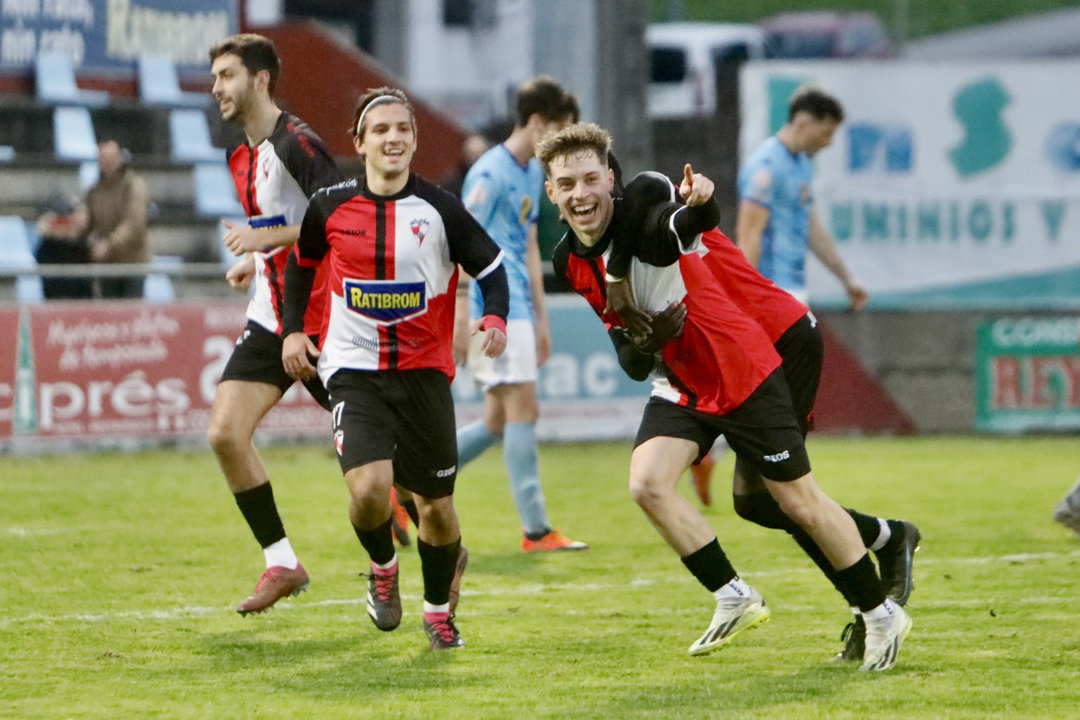 Iñaki, Sylla y Javi Pereira celebran el gol del primero, el segundo de los arlequinado. JOSÉ LUIZ OUBIÑA