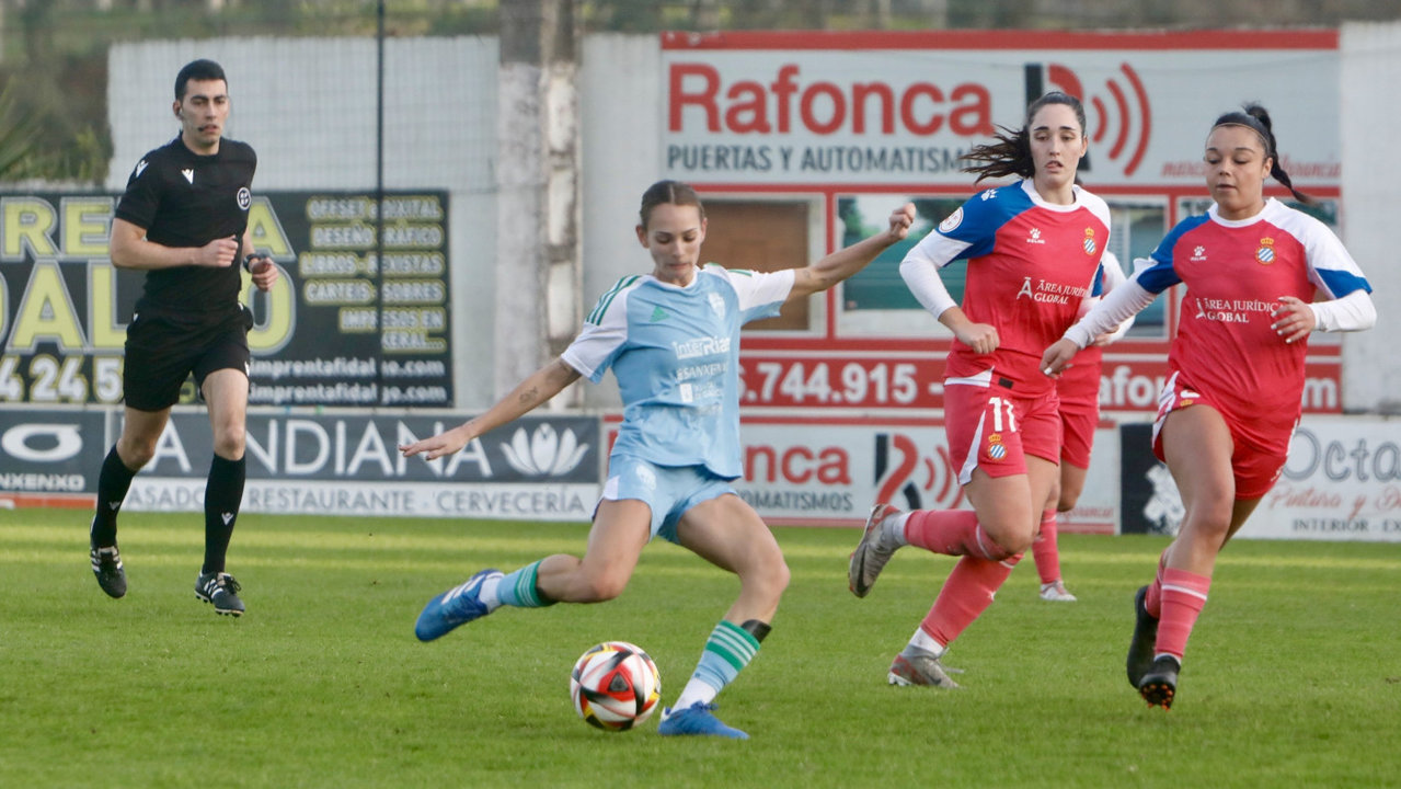 Una jugadora del Viajes Interrías intenta poner un balón en largo ante la presencia de jugadoras del Espanyol 'B'. JOSÉ LUIZ OUBIÑA