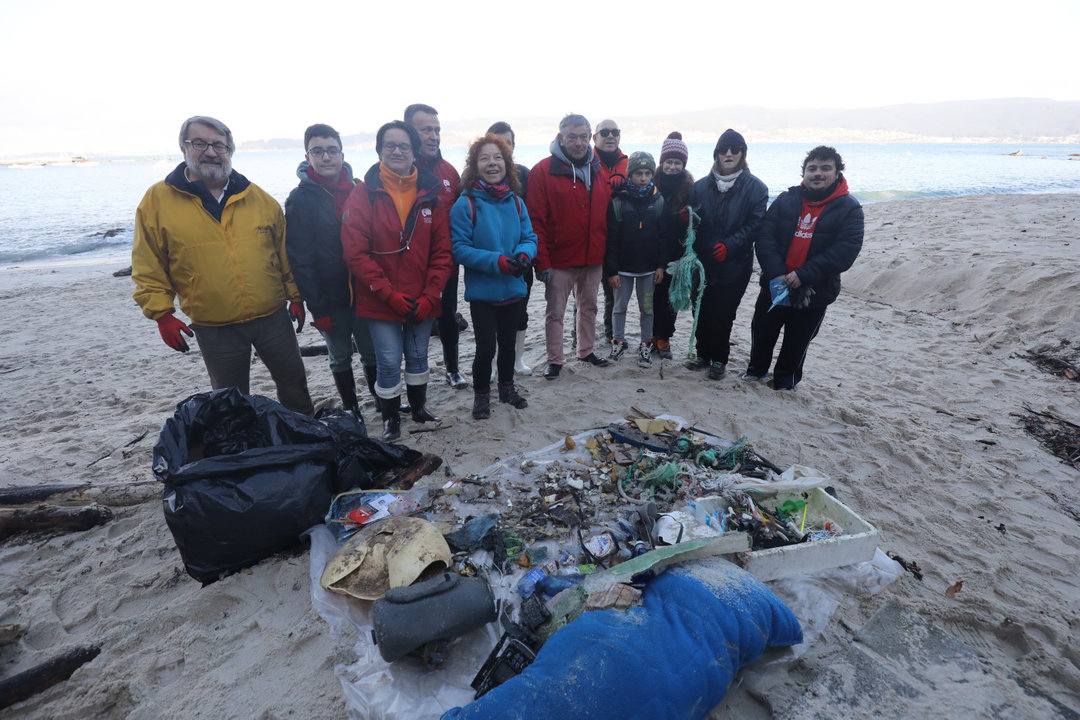 Voluntarios recogieron pellets y basura durante el fin de semana en las playas de la Ría de Pontevedra. DP