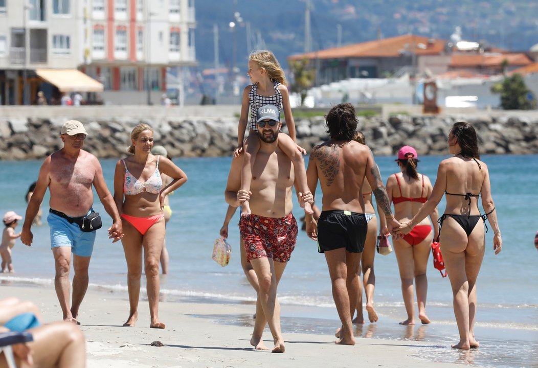  Usuarios de la playa de Silgar disfrutando de los primeros días del pasado verano. DAVID FREIRE 