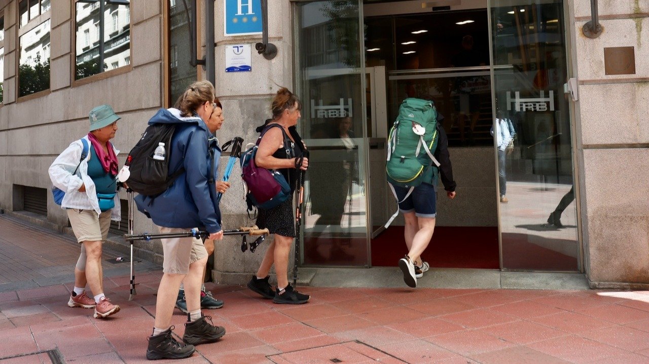  Un grupo de turistas y peregrinos a su llegada al Hotel Rías Baixas. RAFA FARIÑA (ADP) 