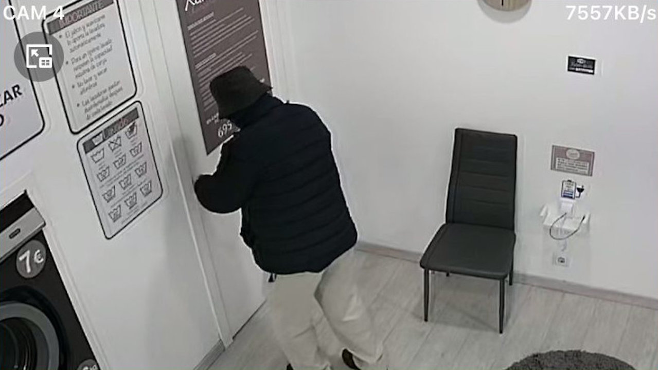 El ladrón, encapuchado, grabado ‘in fraganti’ por la cámara de seguridad de Xabón do Río. DS