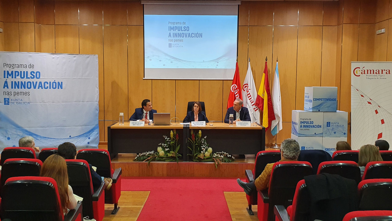 Imaxe da reunión celebrada este venres na Cámara de Comercio de Vilagarcía. DS