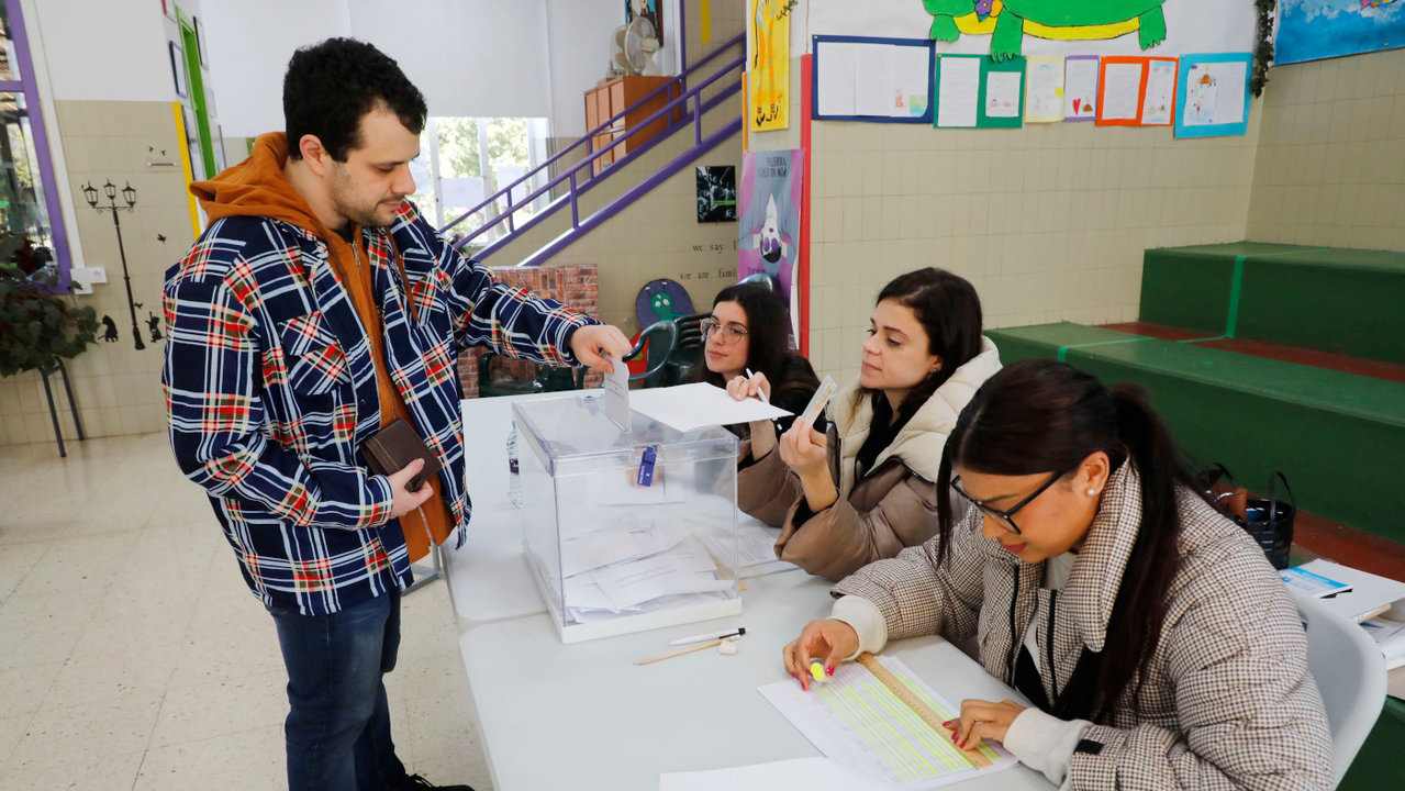 Un hombre ejerciendo su derecho a voto en el colegio Anexo A Lomba de Vilagarcía para las elecciones autonómicas 2024. JOSÉ LUIZ OUBIÑA