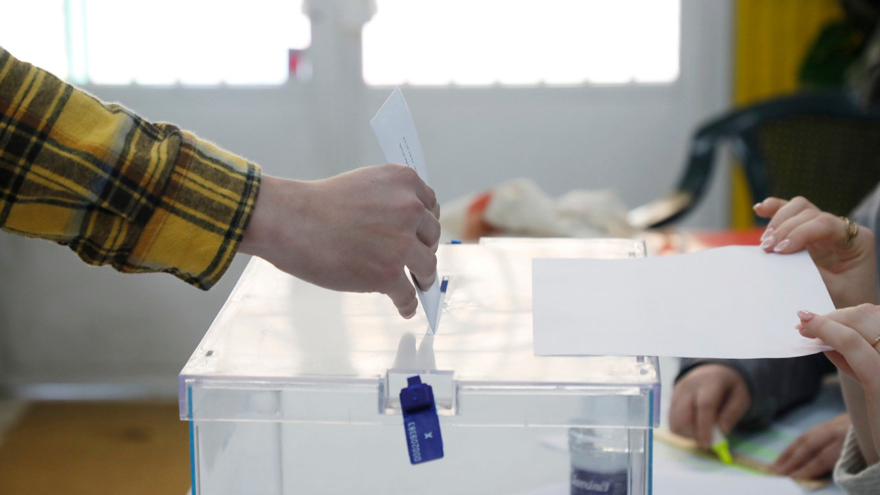 Una persona votando en Vilagarcía durante las elecciones autonómicas 2024. JOSÉ LUIZJ OUBIÑA