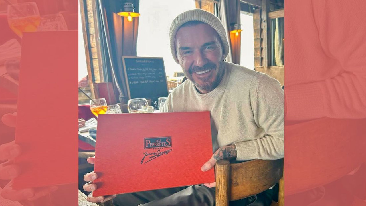David Beckham con una caja de conservas de Los Peperetes. DS
