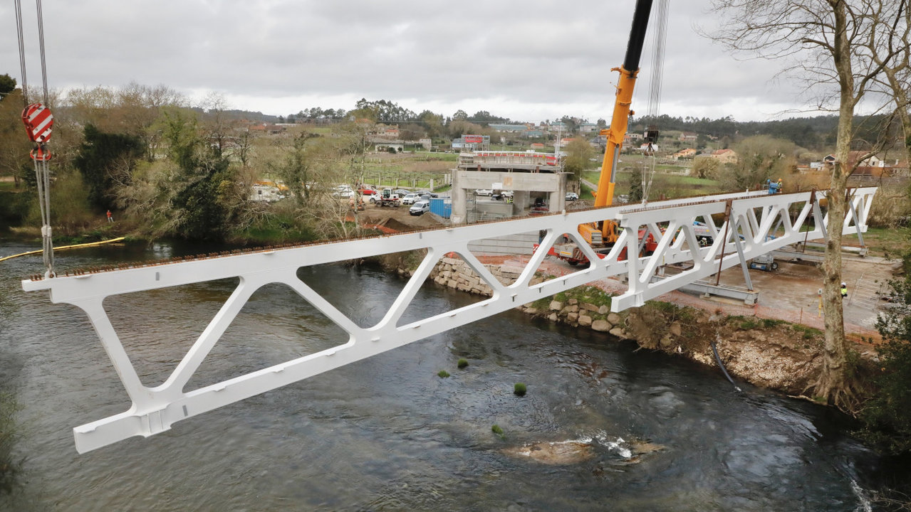 Las grúas trabajando para colocar las dos estructuras del puente de Pontearnelas. JOSÉ LUIZ OUBIÑA