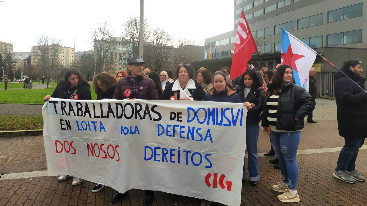 Imaxe da concentración celebrada este martes en Pontevedra por traballadores do DomusVi Ribadumia. DS
