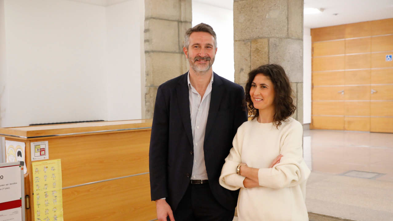 Alberto Varela y Sonia Outón en las dependencias de la antigua biblioteca de Rey Daviña. JOSÉ LUIZ OUBIÑA