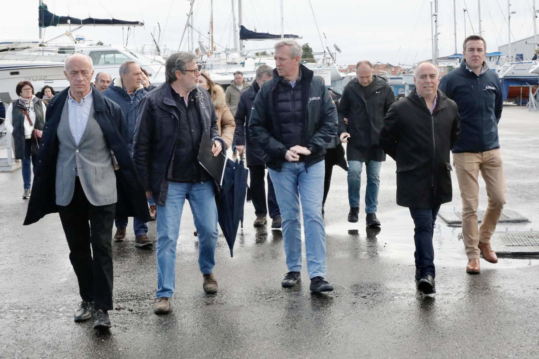 O presidente da Xunta en funcións, Alfonso Rueda, visitou as obras de mellora da mariña de Vilanova. JOSÉ LUIZ OUBIÑA