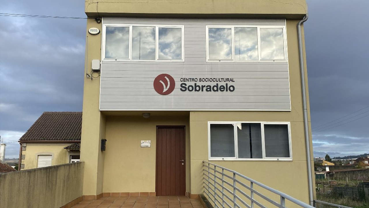 El centro Sociocultural de Sobradelo, este martes. JOSE LUIZ OUBIÑA