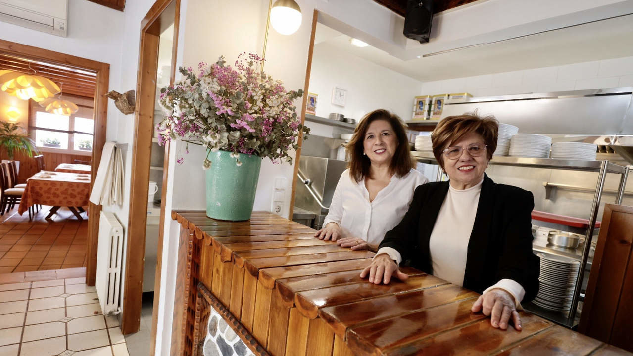 Irene Lojo junto a su madre Saladina Abal en el restaurante O Tío Benito de Barrantes, Ribadumia. GONZALO GARCÍA