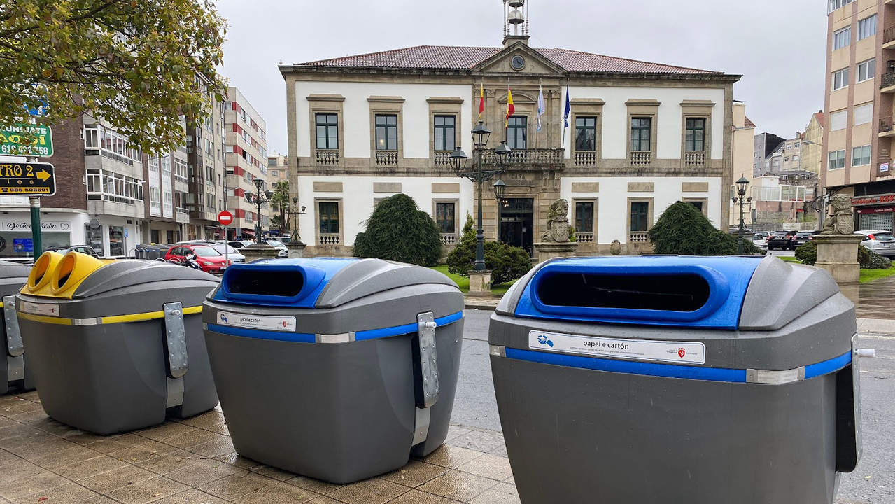 Los nuevos contenedores de basura situados en la praza de Ravella en Vilagarcía. JOSÉ LUIZ OUBIÑA
