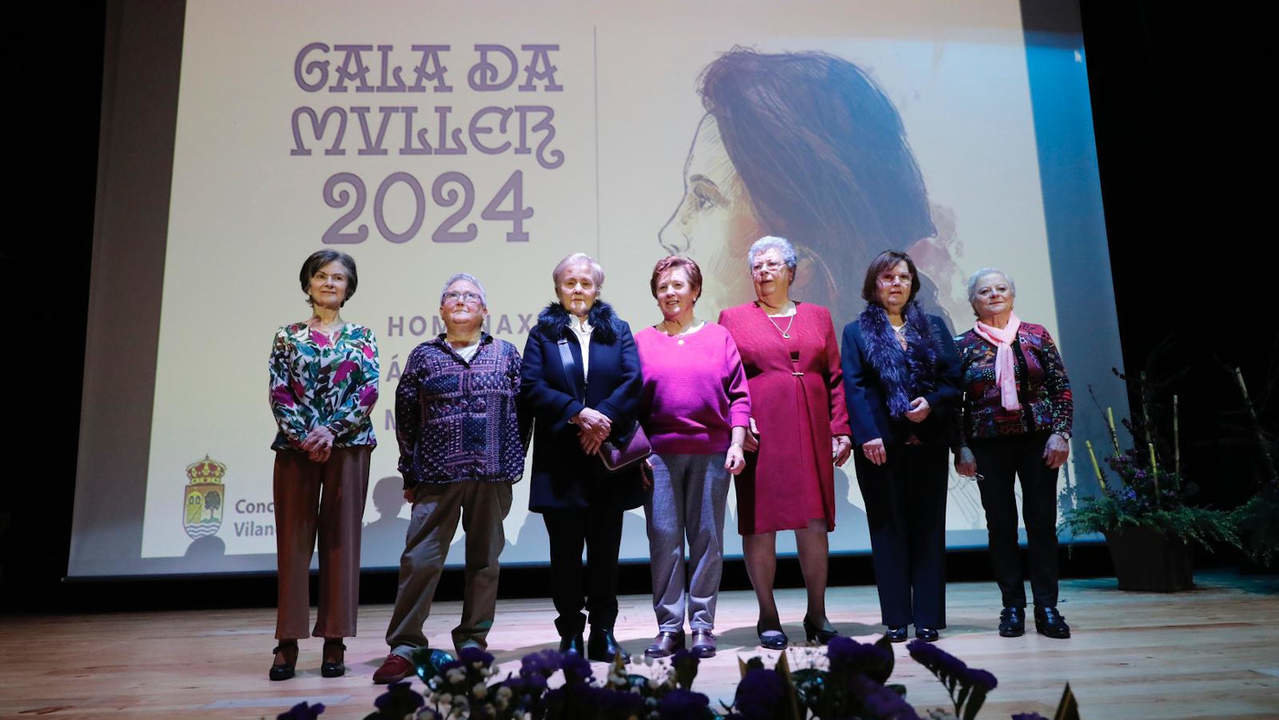 Las siete mujeres homenajeadas en la Gala da Muller de Vilanova por el 8-M. JOSÉ LUIZ OUBIÑA