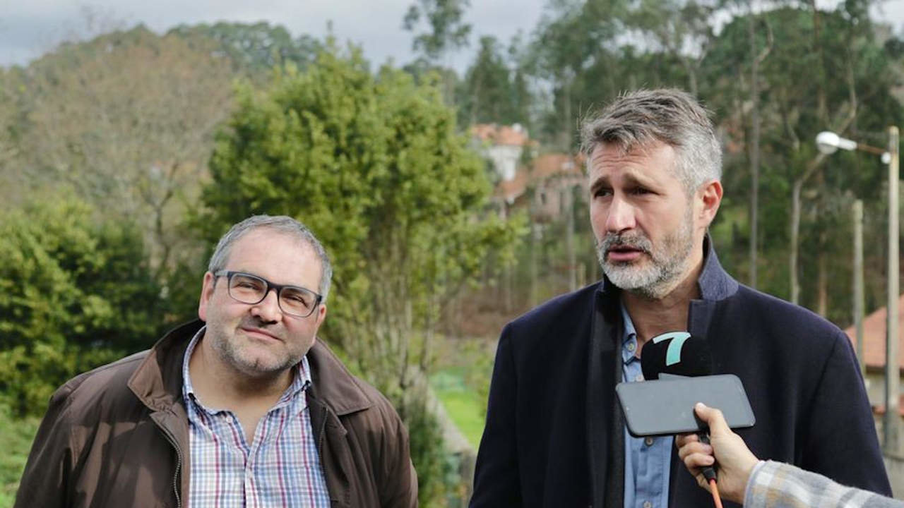 Lino Mouriño e Alberto Varela durante á visita á rúa Canto, en Sobrán, Vilagarcía. DS.jpg
