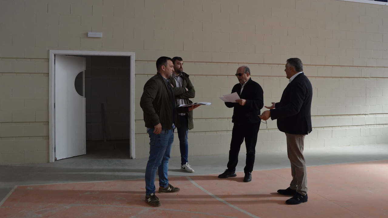 El alcalde, Telmo Martín, y el edil Yago Torres visitaron este martes las instalaciones. DS