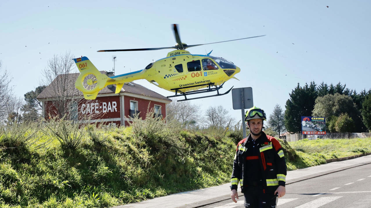 El helicóptero del 061 se vio obligado a intervenir en un accidente ocurrido en la Rúa dos Anxos, Carril. JOSÉ LUIZ OUBIÑA