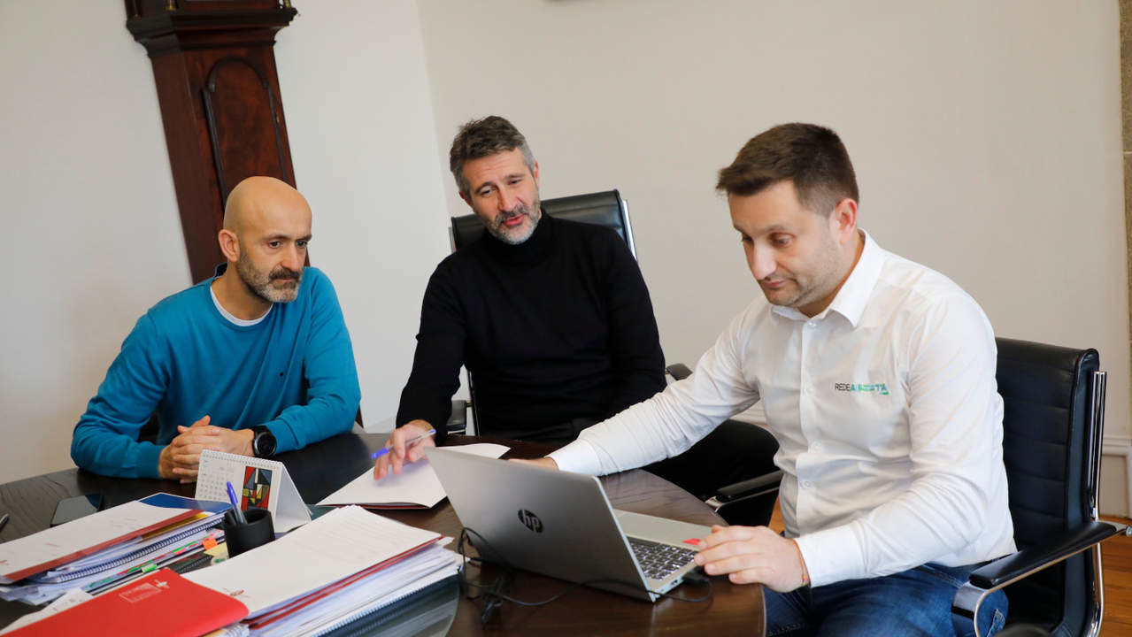 Imagen del encuentro entre Alberto Varela, Álvaro Carou y el representante de la empresa de banda ancha Vento Rede  SL en Vilagarcía. JOSÉ LUIZ OUBIÑA