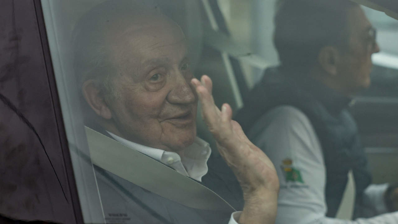 Juan Carlos I, este domingo cuando abandonó Nanín en dirección al aeropuerto de Peinador. EUROPA PRESS