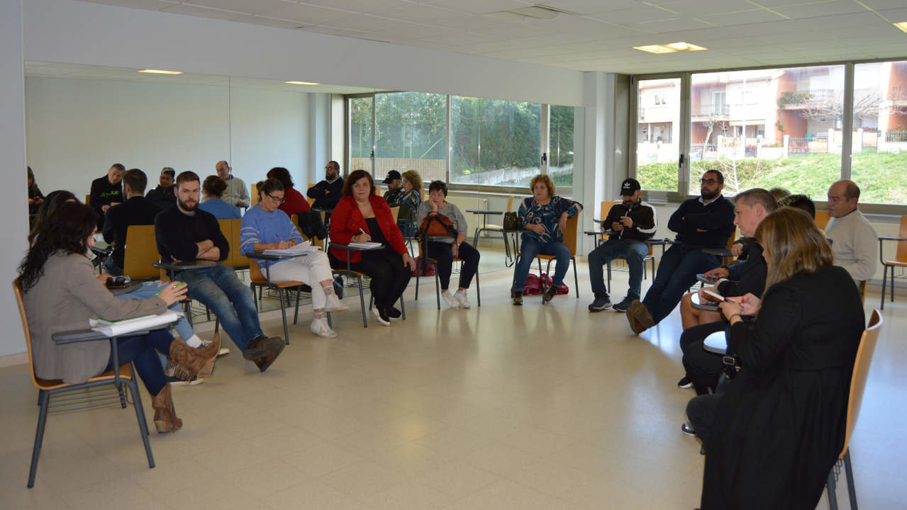 La concejala de Cultura, Elena Torres, se reunió este lunes con los hosteleros de Portonovo. DS